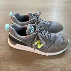 New Balance 009 style women’s grey & teal athletic sneakers shoes size 8